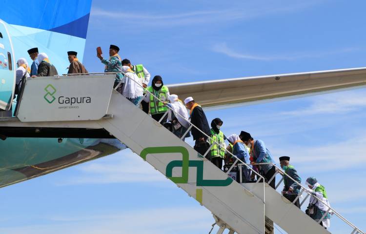 Keberangkatan calon jemaah haji tahun lalu di Bandara Internasional Minangkabau. Berbagai persiapan terus dimatangkan untuk keberangkatan haji pada 26 Juni 2023 mendatang. IST/KEMENAG
