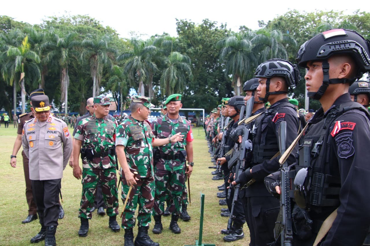 Pangdam I BB Mayjen TNI Achmad Daniel Chardin  didampingi  Kapolda Sumbar, Irjen Pol Suharyono memastikan kesiapan pasukan gabungan saat apel gelar pasukan pengamanan Kunjungan Wapres RI ke Sumbar di RTH Imam Bonjol, Kota Padang Rabu (3/5) kemarin. Ist