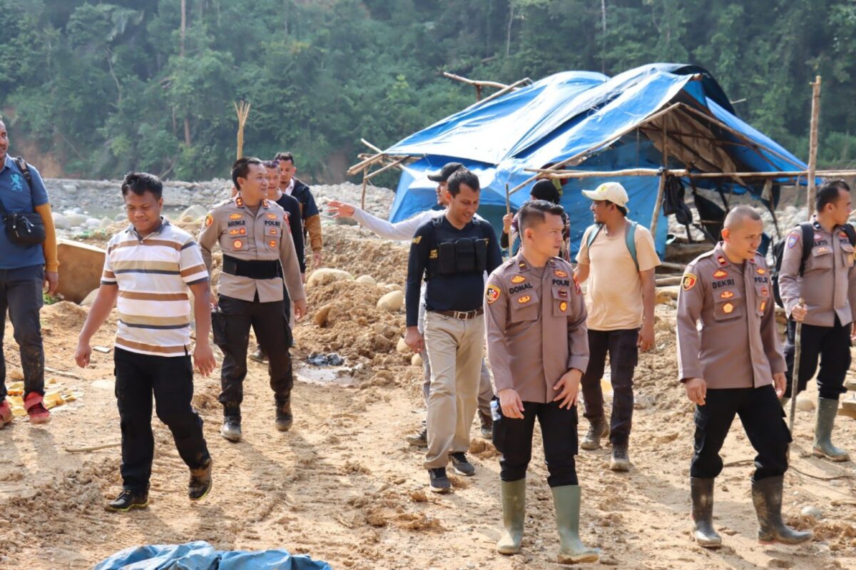 Tim gabungan dari Dittipidter Bareskrim Mabes Polri dan jajaran Polres Pasbar saat meninjau lokasi PETI yang berada di Jorong Tombang. Lokasi tersebut telah ditinggal oleh para pelakunya. IST
