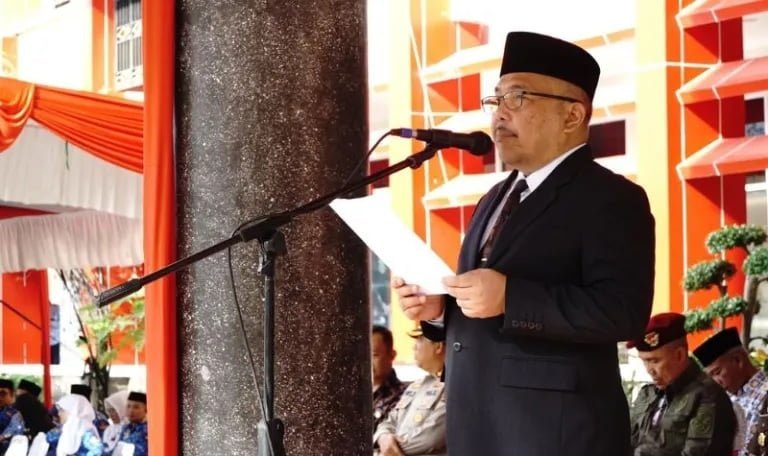 Sekdaprov Sumbar, Hansastri saat bertindak sebagai Pembina Upacara Peringatatan Hari Pendidikan Nasional (Hardiknas) 2023 di halaman Kantor Gubernur, Selasa (2/5). IST