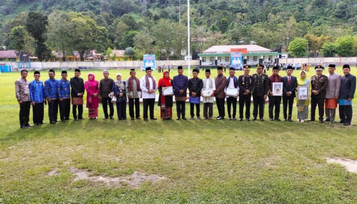 Pemkab Pesisir Selatan Beri Penghargaan Pada Tujuh Tokoh Pendidikan dan Kebudayaan
