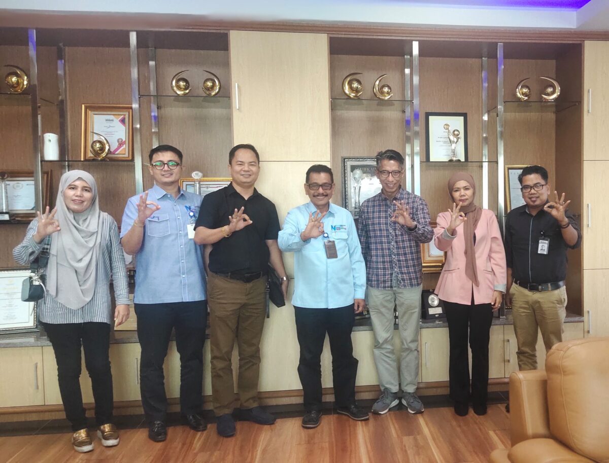 Pemimpin Umum Harian Haluan Zul Effendi dan rombongan saat bertemu Direktur Utama Bank Nagari Muhamad Irsyad serta Humas Affino Stephie di Kantor Pusat Bank Nagari Jl. Pemuda No. 21 Padang, Rabu (17/5).AFRIANITA