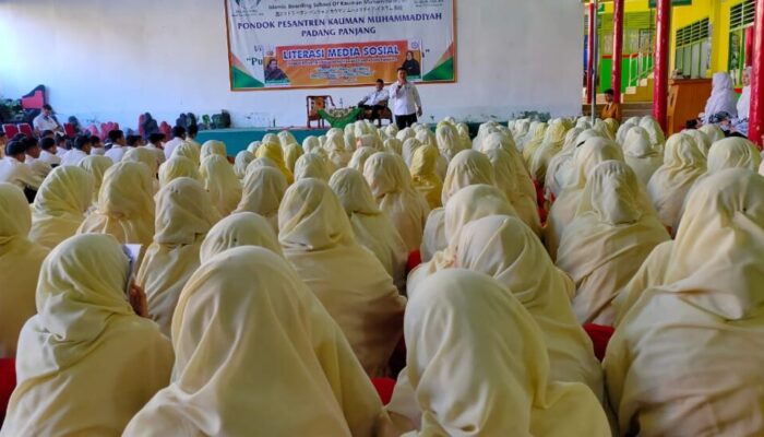 Bekali Santri Bijak Bermedsos, Pontren Kauman Gelar Sosialisasi UU ITE Bersama Polres Padang Panjang