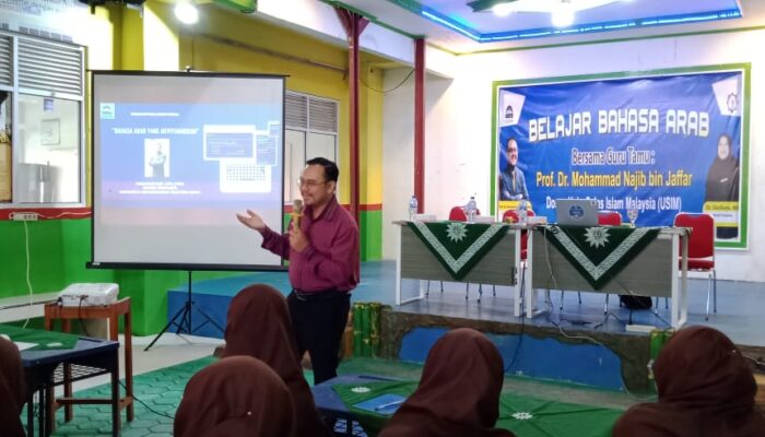 Dosen Senior USIM Malaysia Berbagi Ilmu Cara Cepat Belajar Bahasa Arab Bagi Santri Kauman Padang Panjang