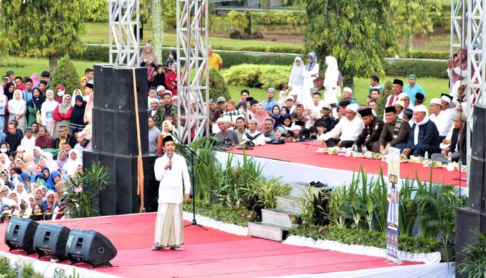 Halaman Kantor Bupati Pasaman Barat Disesaki Jemaah Muslim!