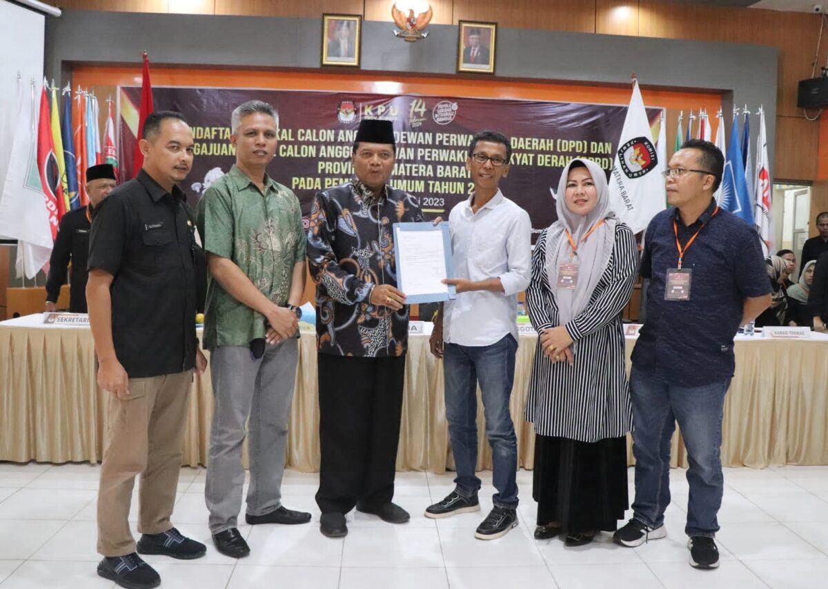 KPU Sumbar terima pengunduran diri bacalon DPD atas nama Irfendi Arbi, Minggu (14/5). FARDIANTO