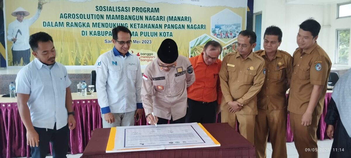 Bupati Lima Puluh Kota, Safaruddin Dt. Bandaro Rajo melakukan penandatanganan nota kesepahaman program Agrosolution bersama pimpinan PT. Tazar Guna Mandiri dan Bank Nagari Sumbar. IST