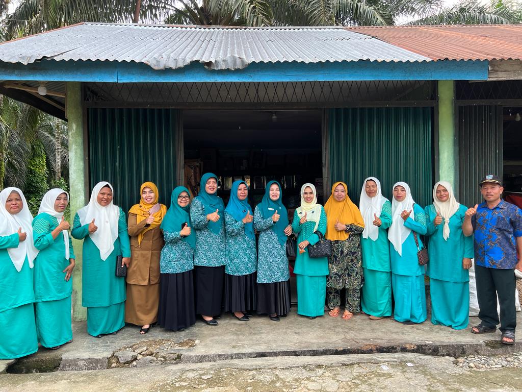 Ketua TP-PKK Pasaman Barat, Titi Hamsuardi berfoto bersama dengan tim PKK kecamatan. OSNIWATI