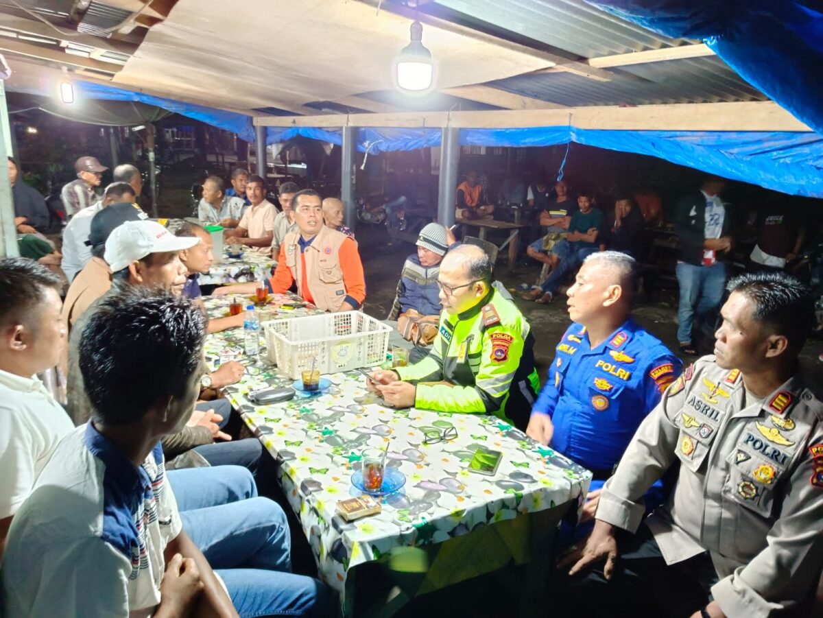 Tim gabungan sedang berdiskusi tentang strategi melakukan pencarian korban kapal karam di Pasaman Barat. OSNIWATI