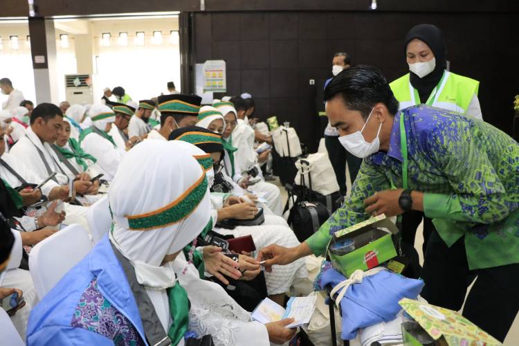 Jemaah Calon Haji (JCH) Sumbar mulai diberangkatkan ke Tanah Suci 5 Juni 23 dinihari dengan pesawat garuda. Kelompok terbang (kloter) pertama tersebut memberangkatkan 388 JCH asal Padang dan 5 petugas menuju Madinah dengan nomor penerbangan GIA 3301. IST