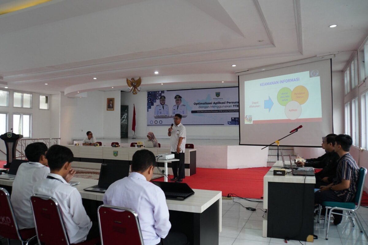 Kegiatan Optimalisasi Aplikasi Persuratan dengan Menggunakan Tanda Tangan Elektronik (TTE), di Hall Lantai III Balai Kota pada Rabu (10/5). APIZ RAJO ALAM