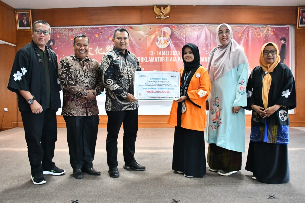 Kepala Seksi PUMK CSR PT Semen Padang Satrio Rian Bhakti menyerahkan bantuan TJSL kepada Ketua Panitia Bunkasai Ke-20 UBH, Jelita Maharani, Sabtu (13/5). IST