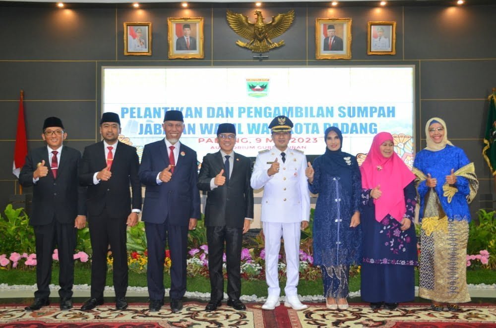 Politikus PAN, Ekos Albar resmi dilantik dan diambil sumpahnya menjadi Wakil Wali Kota Padang sisa masa jabatan 2019-2024 oleh Gubernur Sumbar, Mahyeldi, atas nama Presiden RI di Auditorium Gubernuran, Selasa (9/5) siang. IST