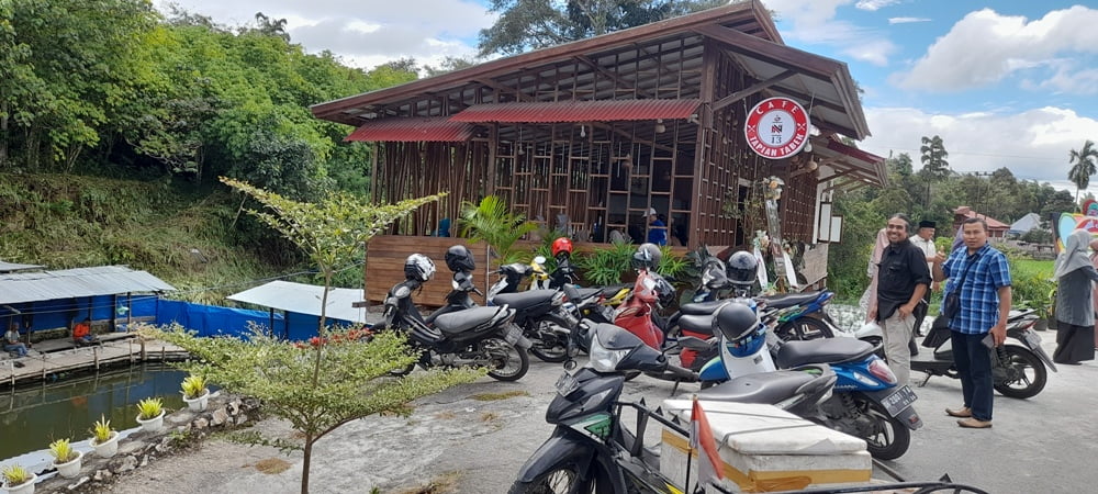 Cafe Tapian Tabek dipadukan dengan kolam pancing menjadi daya tarik tersendiri bagi wisatawan maupun masyarakat. YURSIL