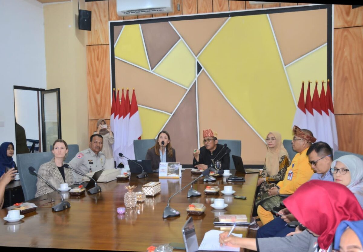 Wali Kota Padang Hendri Septa memberi penjelasan kepada konsorsium Denmark tentang penanganan pascagempa 2009 lalu yang melanda Kota Padang. IST