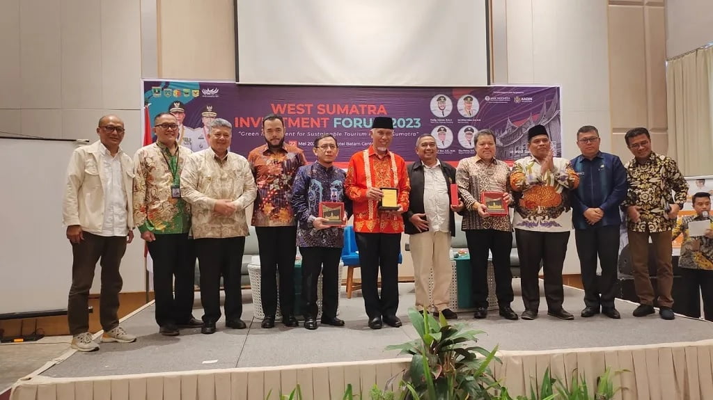 Gubernur Sumbar, Mahyeldi bersama kepala daerah dari empat kabupaten/kota di Sumbar dan pemangku kepentingan terkait berfoto usai West Sumatra Invesment Forum (WSIF) 2023 di Kota Batam. IST