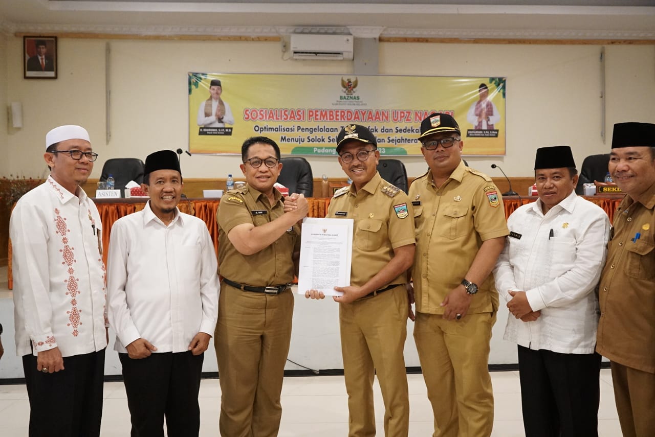 Pemprov Sumbar menyerahkan langsung SK Penetapan Panitia MTQ ke-40 kepada Pemkab Solok Selatan di Hotel Pesona Alam Sangir, Selasa (16/5) lalu. IST