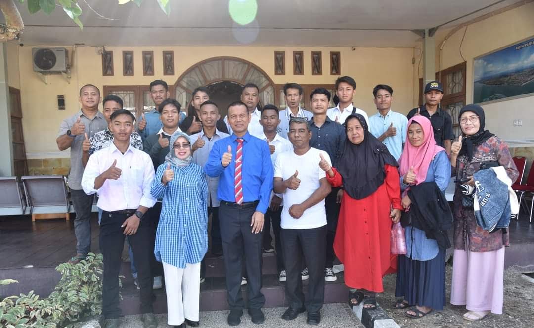 Wali Kota Pariaman Genius Umar bersama saat melepas keberangkatan peserta pelatihan las kapal ke Balai Besar Pelatihan Vokasi dan Produktivitas (BBPVP) Condet, Jakarta Timur, Kamis (11/5). YUHENDRA