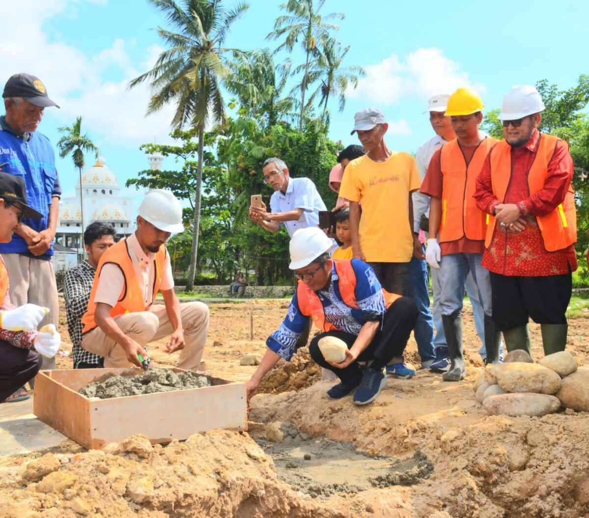 Wali Kota Padang Hendri Septa meletakkan batu pertama tanda pembangunan SMPN 47 Padang. Pemko Padang terus membangun ruang kelas baru (RKB) untuk mendukung kemajuan pendidikan. IST