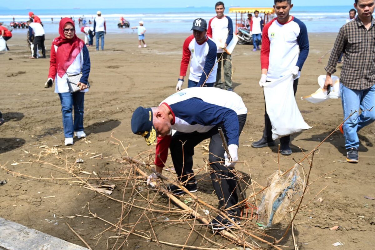 Gubernur Sumbar, Mahyeldi mengikuti Aksi Bersih Pantai Tahun 2023 di kawasan Pantai Air Manis, Kota Padang, Kamis (18/5). IST