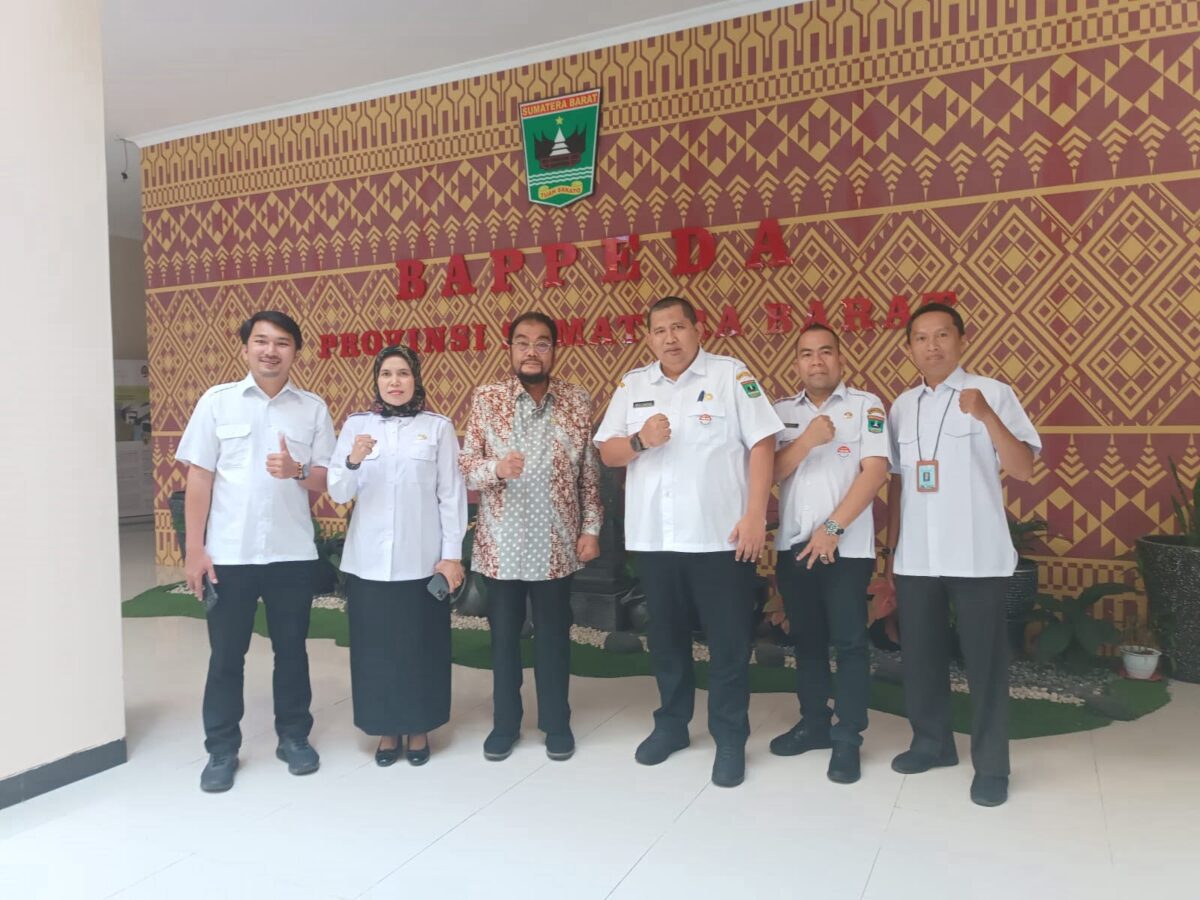 Anggota Komite IV DPD RI H. Leonardy Harmainy Dt. Bandaro Basa, S.IP., MH saat kunjungan ke kantor Bappeda Sumbar, Rabu (10/5). IST