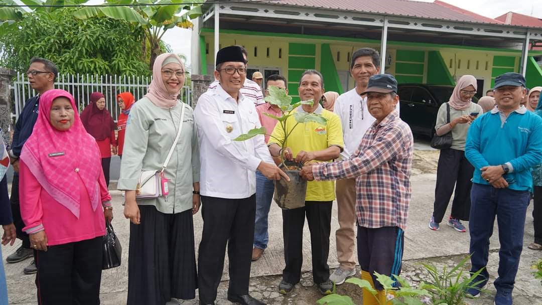 Wali Kota Padang, Hendri Septa, didampingi istri menyerahkan bibit tanaman kepada warga. ist