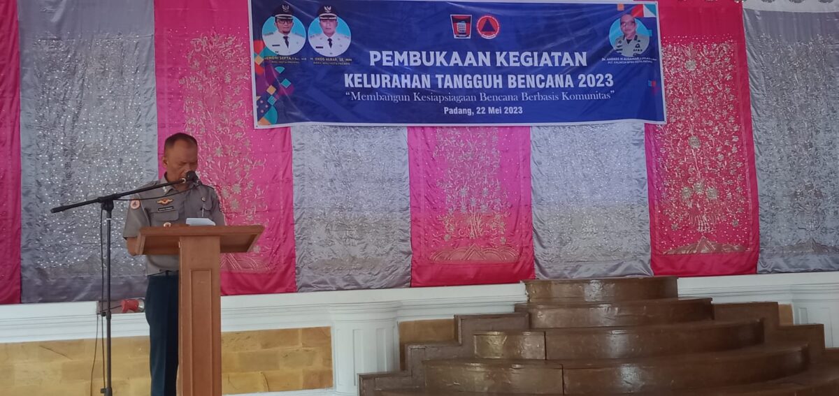 Kepala Bidang Pencegahan dan Kesiasiagaan BPBD Kota Padang saat membuka kegiatan Kelurahan Tangguh Bencana Senin (22/5) kemarin. Kegiatan ini merupakan strategi BPBD Kota Padang untuk meningkatkan kesiap-siagaan masyarakat dalam menghadapi potensi bencana. IST