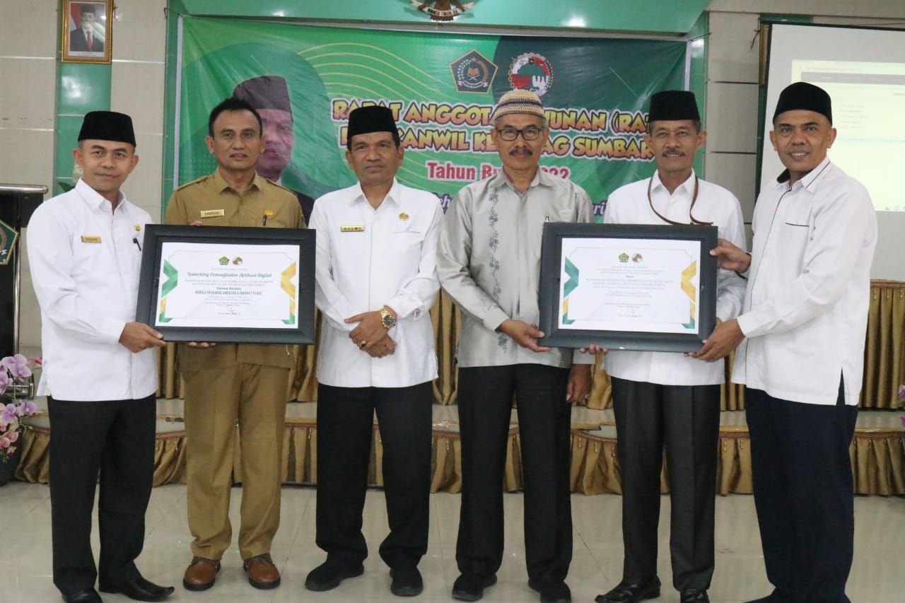 Kakanwil Kemenag Sumbar, Helmi berfoto bersama Kepala Dinas Koperasi dan UMKM Sumbar, Endrizal dan pengurus KPRI Kemenag Sumbar saat RAT Tahun Buku 2022, Selasa (2/5). IST