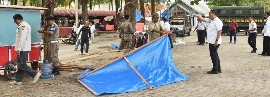 Petugas Satpol PP Kota Pariaman membongkar lapak-lapak PKL di kawasan objek wisata Pantai Gandoriah pada Rabu (10/5). IST