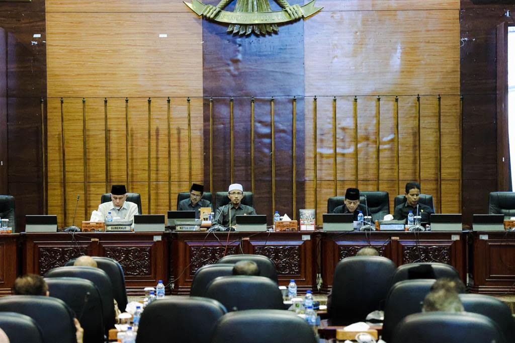 Rapat paripurna dengan agenda penetapan rekomendasi DPRD atas LKPJ Gubernur yang berlangsung Jumat (12/5) siang
