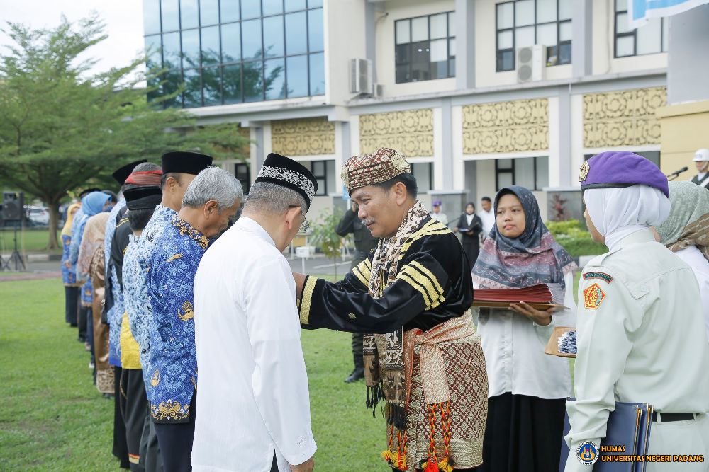 Pada upacara Hari Pendidikan Nasional ini juga diserahkan penghargaan Satya Lencana Karya Satya kepada para dosen dan tenaga kependidikan (tendik) Universitas Negeri Padang. IST