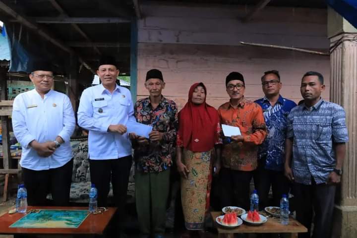 Wabup bersama masyarakat saat di jorong Benai kecamatan Mappatunggul, Sabtu (6/5). IST