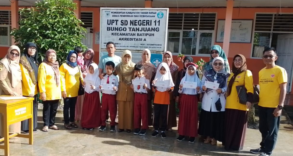 Sebanyak 12 orang siswa berprestasi diberikan penghargaan oleh himpunan Alumni SD 123 Bungo Tanjuang Kecamatan Batipuh senilai Rp6 juta. IST