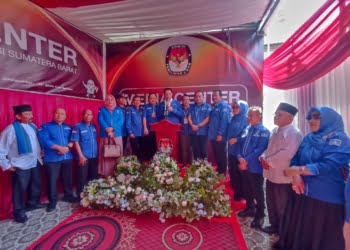 Partai Demokrat saat mendaftar ke KPU Sumbar