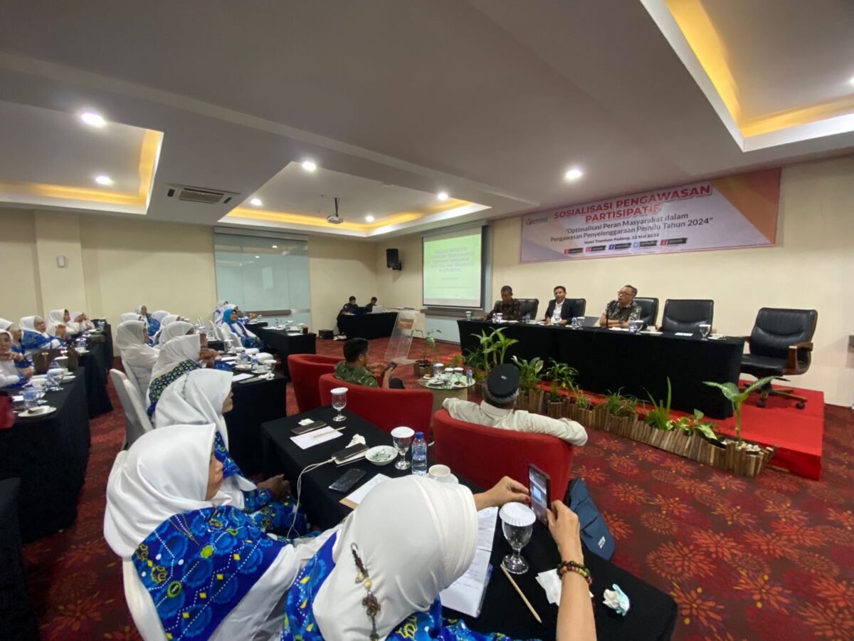 Bawaslu saat menggelar sosialisasi pengawasan partisipatif bersama majelis taklim se- Kota Padang, Senin (22/5). FARDI