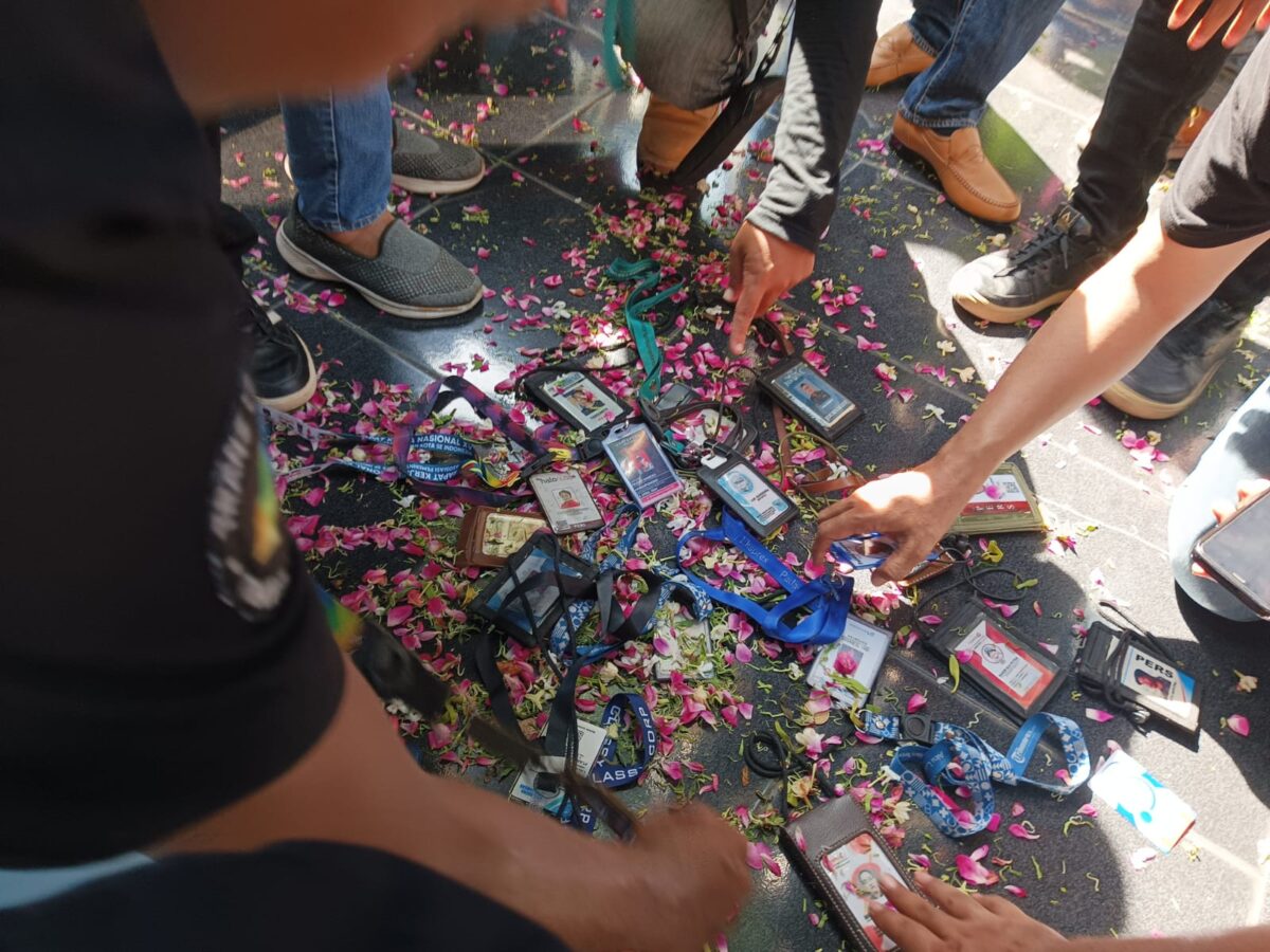 Ratusan jurnalis Media cetak maupun online yang tergabung dalam Koalisi Wartawan Anti Kekerasan (KWAK) Sumbar, menggelar aksi tabur bunga dan melepas kartu Id Card Pers di di depan Kantor Gubernur Sumbar, Rabu (10/5) siang.