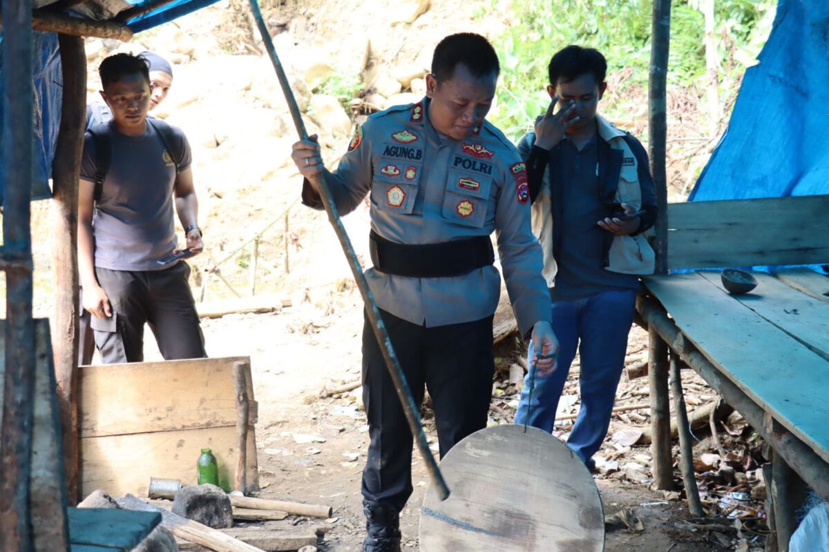 Suasana saat Tim Gabungan Polda Sumbar dan Polres Pasaman Barat melakukan penertiban PETI di aliran sungai Batang Pasaman