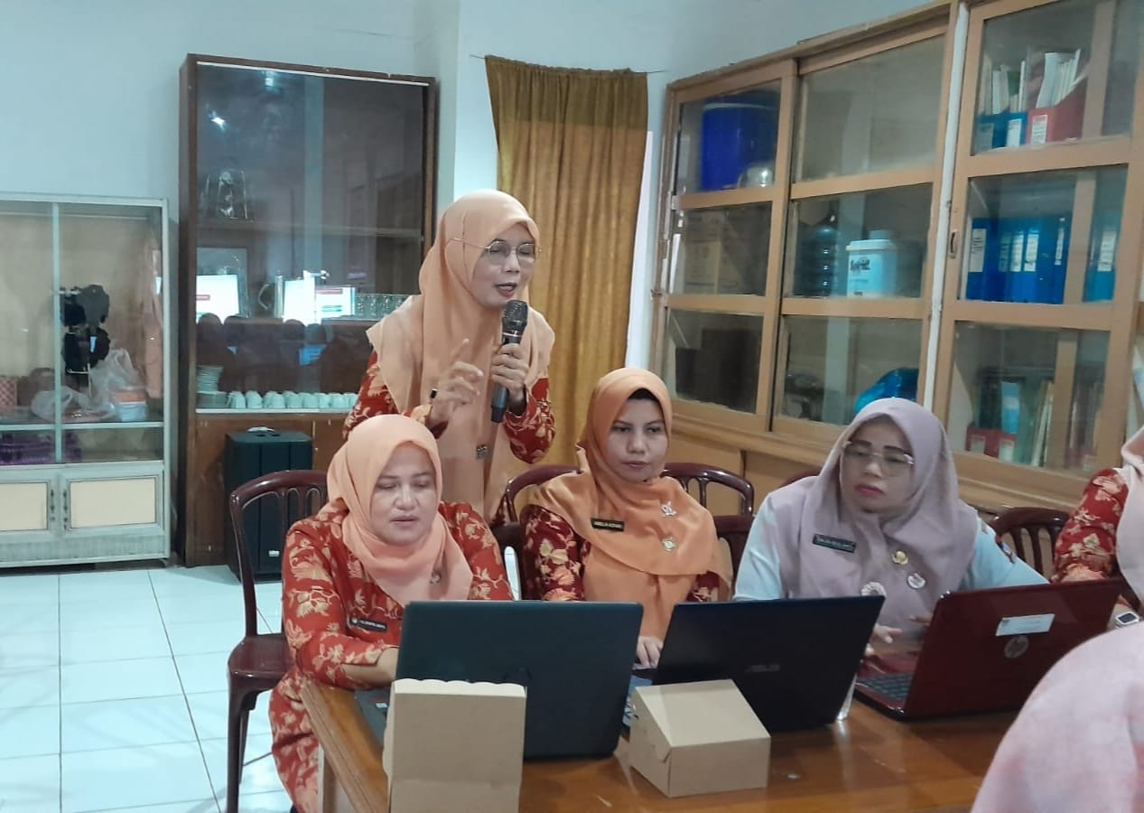 Anggota DWP Kota Padang sedang mengikuti pelatihan e-reporting. IST