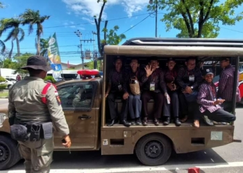 Personil Satpol PP Padang Ikut Bantu Transportasi Peserta PENAS Tani Nelayan XVI 2023