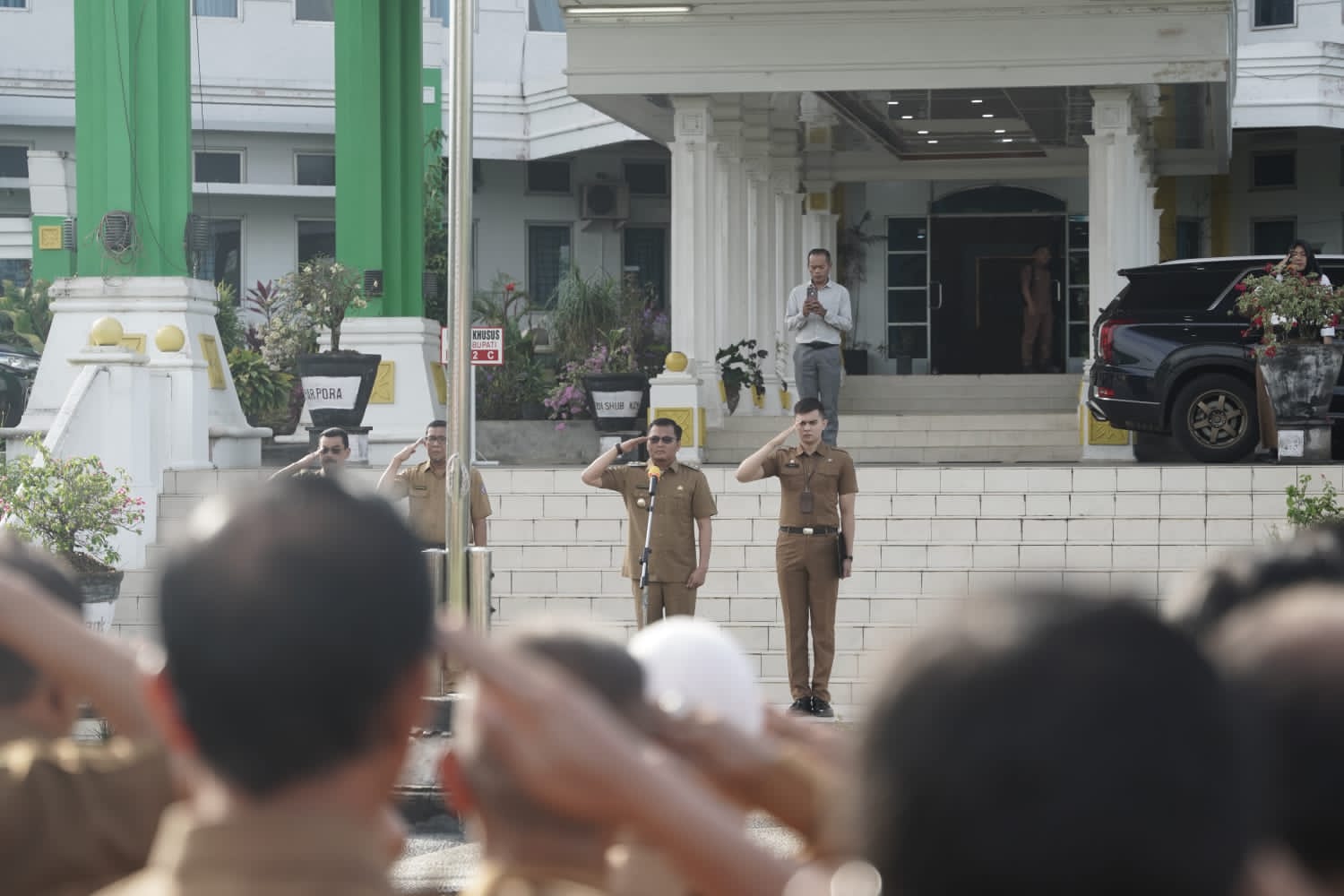 Plh Bupati Lima Puluh Kota, Rizki Kurniawan Nakasri saat memimpin apel pagi. IST