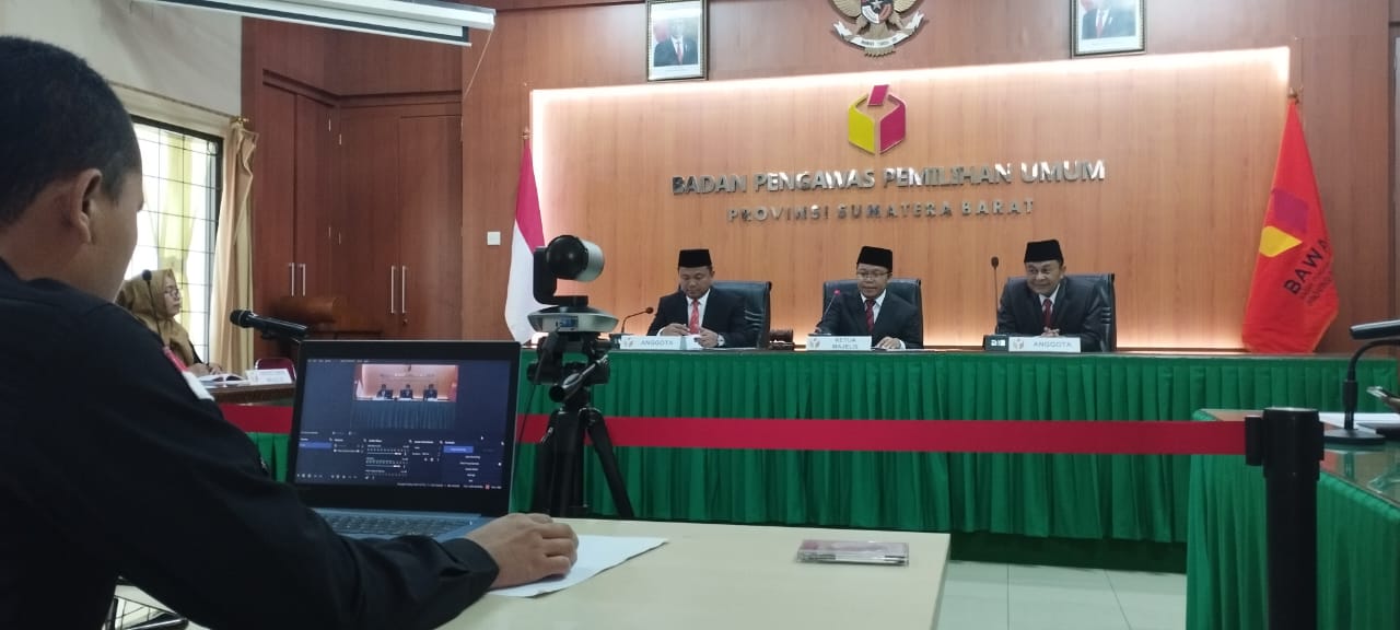 SIDANG PUTUSAN-- Suasana sidang putusan terkait laporan dari Partai Garuda yang digelar Bawaslu Sumbar, Selasa (13/6). IST