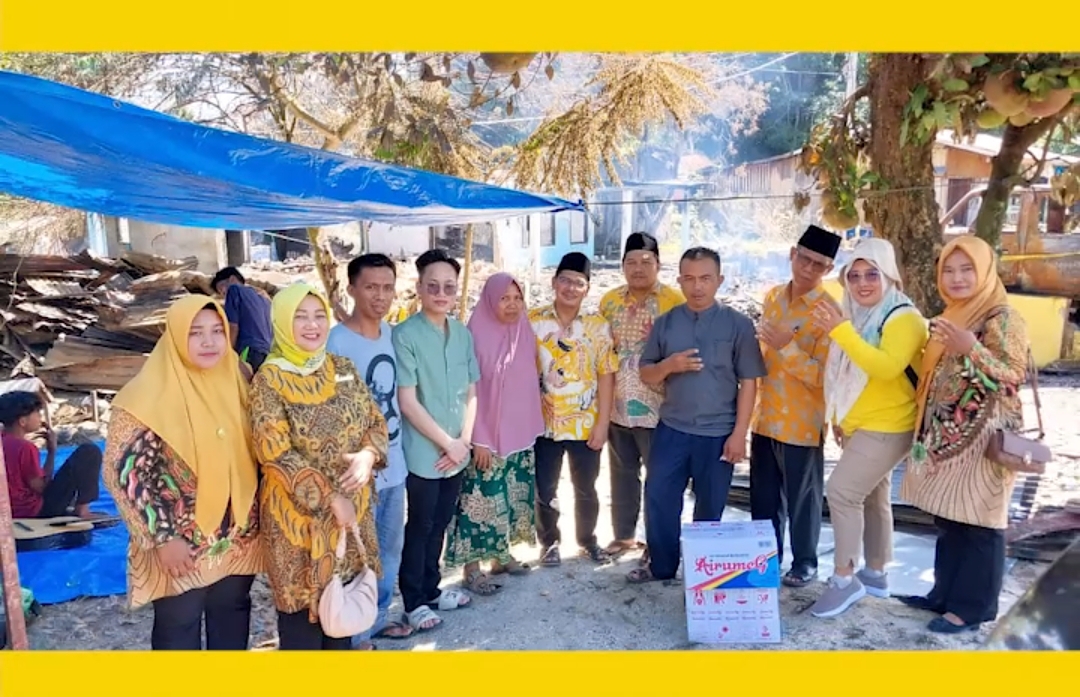 BAKTI SOSIAL-- Ketua Partai Golkar Kabupaten Dharmasraya, Adi Gunawan dalam kegiatan bakti sosial yang diadakan partai tersebut baru-baru ini. Golkar Dharmasraya mengapresiasi putusan MK Pemilu 2024 tetap menggunakan sistem proporsional terbuka. MARYADI