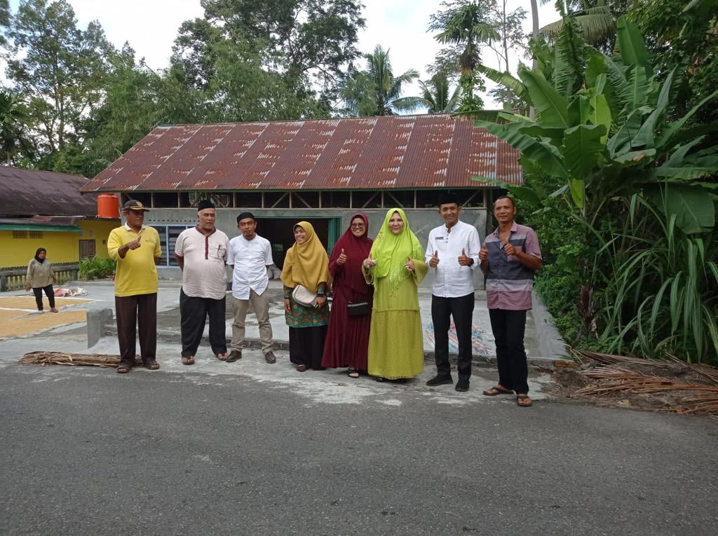 Anggota DPR  RI asal Sumatera Barat,  Nevi Zuairina mengunjungi sejumlah ruas jalan di Padang Pariaman  yang saat ini sudah dimulai proses pembangunannya. IST