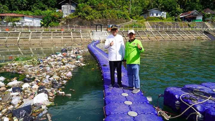 LAKUKAN PENINJAUAN-- Kepala Dinas Lingkungan Hidup (DLH) Mairizon bersama Wali Kota Padang, Hendri Septa saat meninjau kubus apung di Sungai Batang Arau. IST