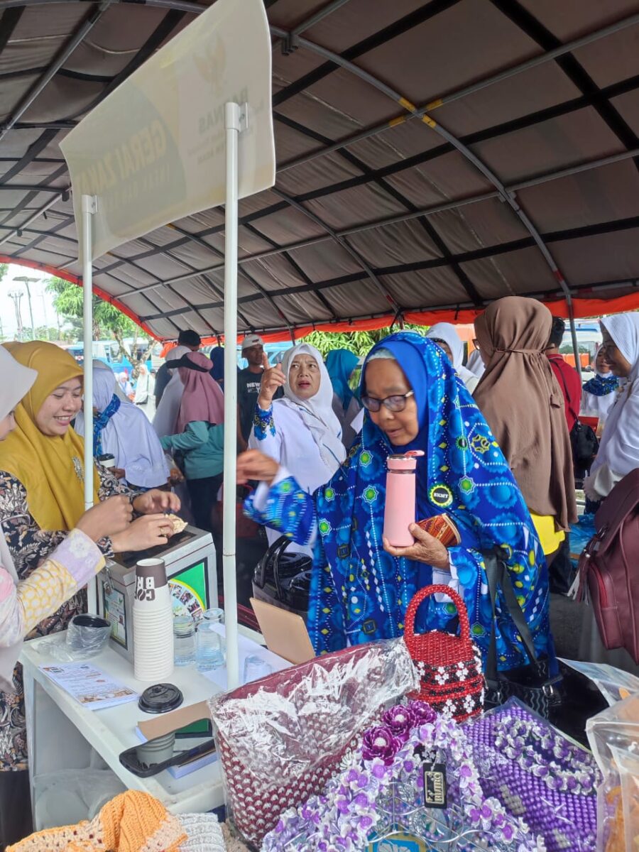 Stan minuman gratis Baznas Agam ramai didatangi anggota BKMT 2023 di Kompleks GOR Rang Agam Padang Baru Lubuk Basung, Minggu (4/6). IST