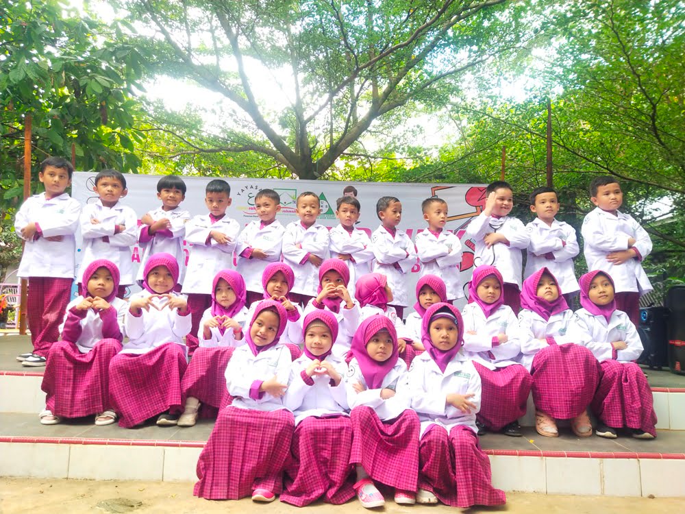 Parade dokter cilik di TK Alamqu Ainur Rahmah. Kehadiran dokter kecil diharapan akan mengkampanyekan lingkungan sehat di sekolah. Osniwati