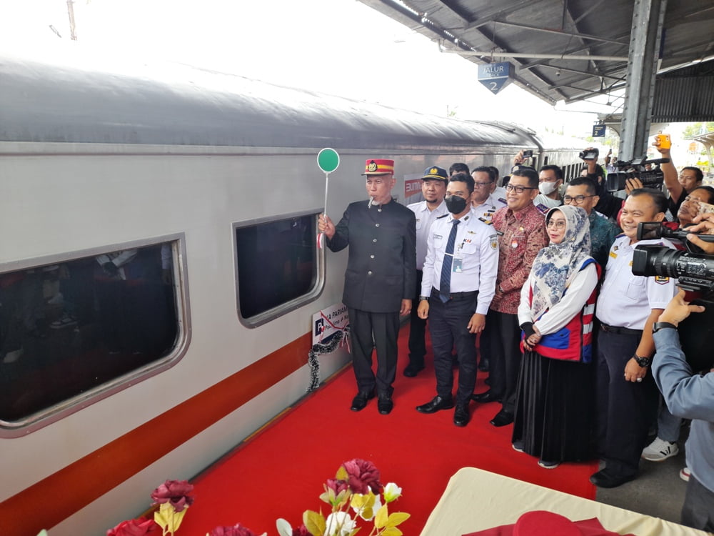 Gubernur Sumbar, Mahyeldi didampingi Vice President PT KAI Divre II Sumbar, Sofan Hidayah meresmikan KA Sibinuang yang berganti nama menjadi KA Pariaman Ekspres di Stasiun Padang, Kamis (1/6) lalu. DANI