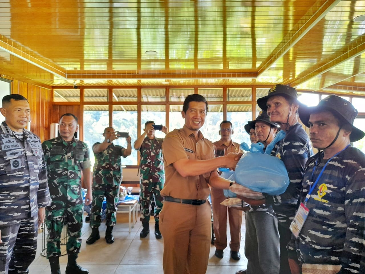Asisten II Bidang Ekonomi dan Pembangunan Setdakab Pessel, Yozki Wandri menghadiri pelatihan Ketahanan Pangan Budidaya Ikan Kerapu Bebek di Pandan View, kawasan Mandeh, Selasa (20/6). IST