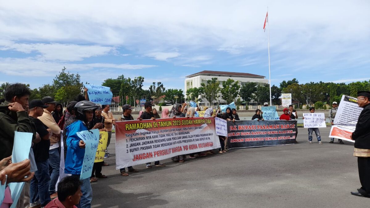 Massa korban gempa berunjuk rasa mendesak pencairan bantuan dana di halaman kantor Bupati Pasaman Barat, Senin (12/6). Ist