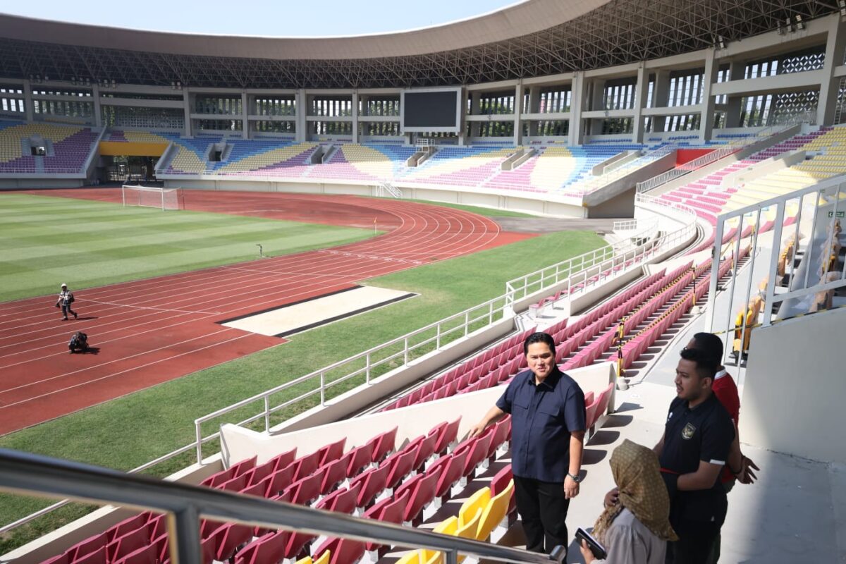Ketua PSSI, Erick Thohir meninjau Stadion Manahan Solo, Minggu (4/6) yang dipersiapkan sebagai tuan rumah Kualifikasi Piala Asia U-23 2024. Mahanan Solo juga akan menjadi stadion pertama yang akan menerapkan VAR di Indonesia. IST/PSSI